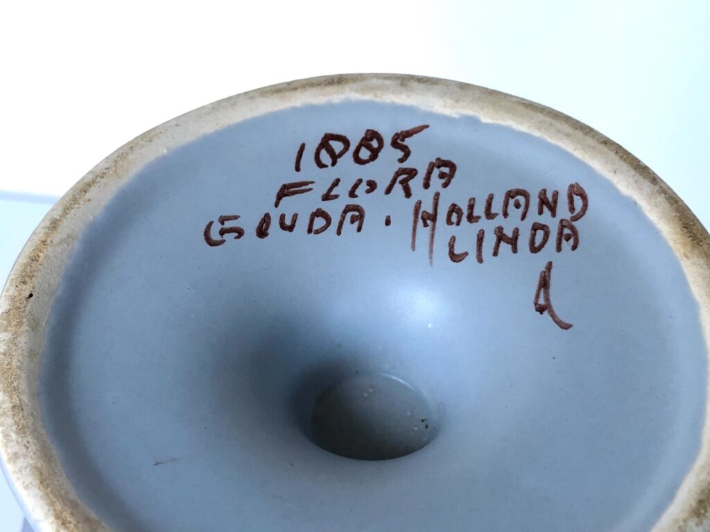 Flora Gouda Vase - Decor Linda 1885 - Mid-Century - bottom detail view