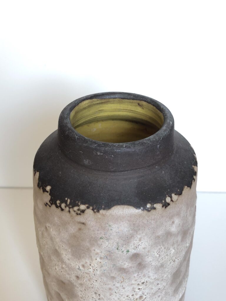 Pottenbakkerij Hellendoorn Fat Lava Vase - Handmade Dutch Studio Pottery - detail view 1