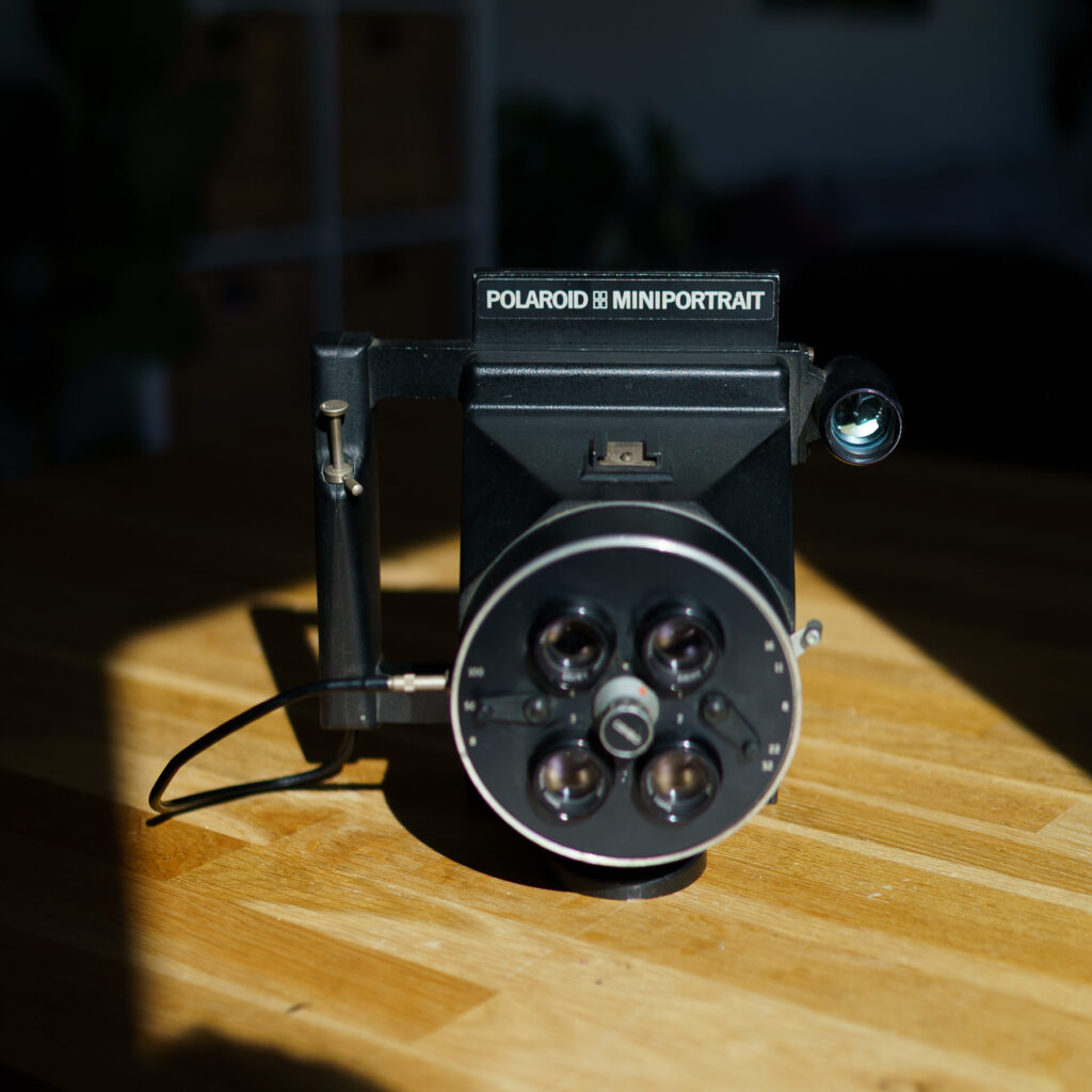 Polaroid Miniportrait Model 401 Cambo - front view logo