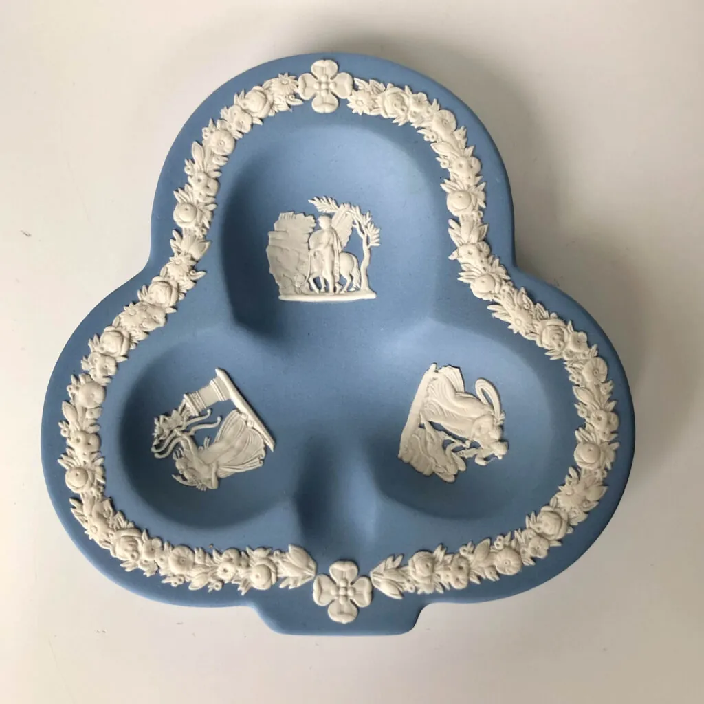 Wedgwood Blue Jasperware Trefoil Dish - Neoclassical - blauw Jasperware drieblad schaaltje (foto 2)