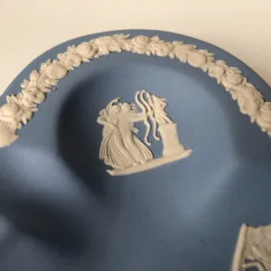 Wedgwood Blue Jasperware Trefoil Dish - Neoclassical - blauw Jasperware drieblad schaaltje (foto 4)