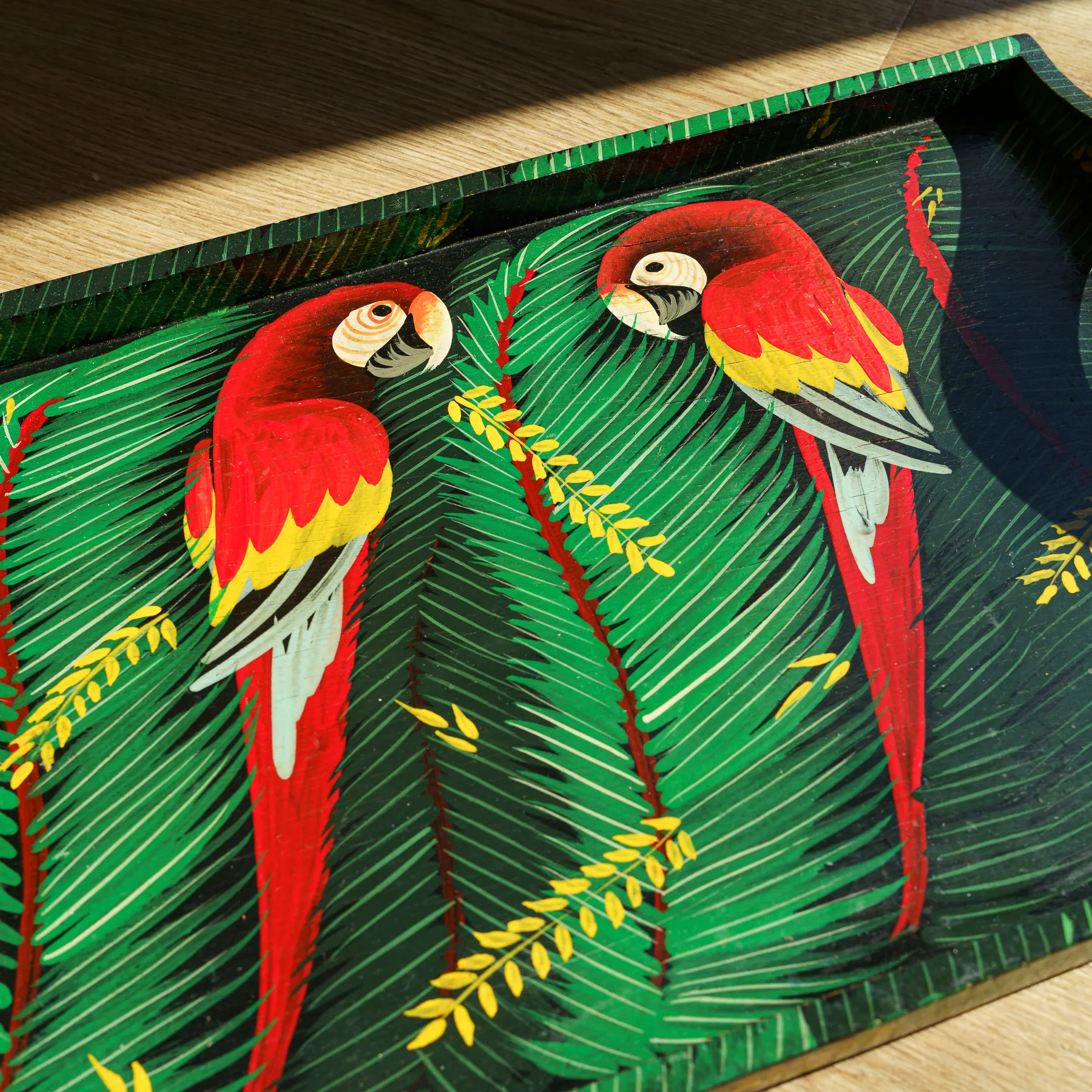 Hand-Painted Tropical Macaws Wooden Tray - 45cm - handbeschilderd houten dienblad met ara's (foto 3)