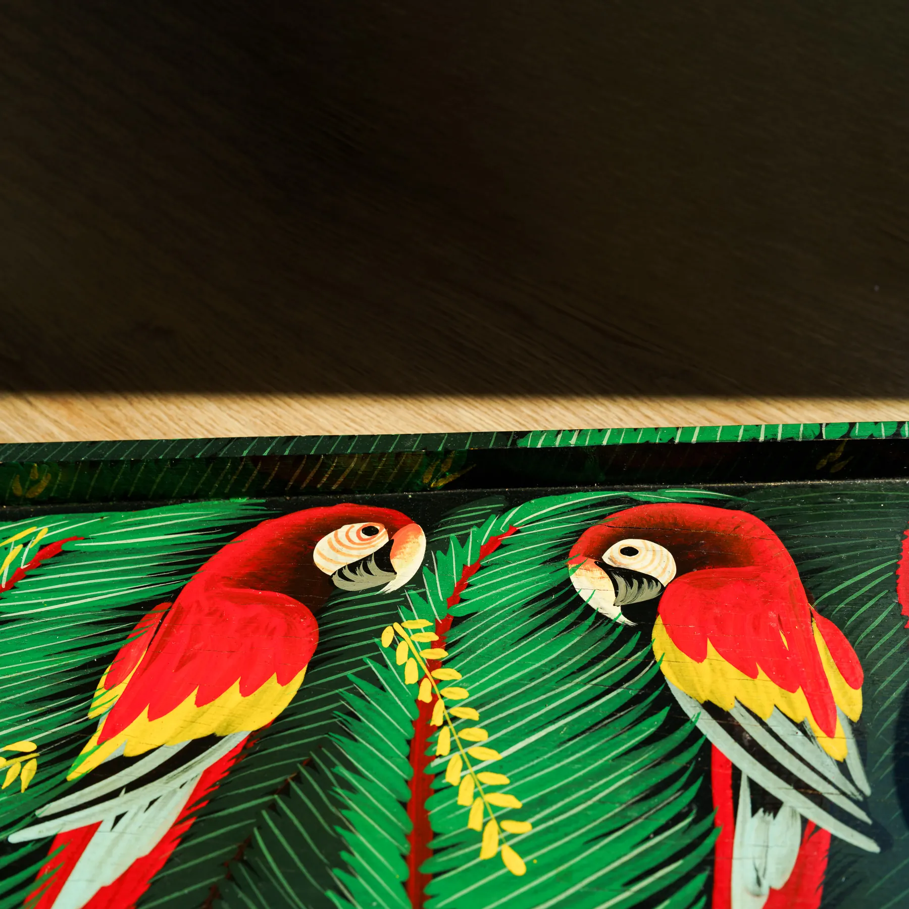 Hand-Painted Tropical Macaws Wooden Tray - 45cm - handbeschilderd houten dienblad met ara's (foto 4)