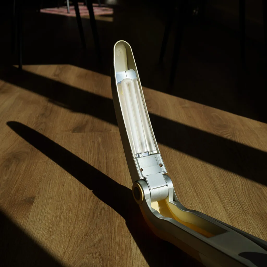 H.T. Huang 'Toucan' Lamp - Silver & Yellow - toekan bureaulamp (foto 6)
