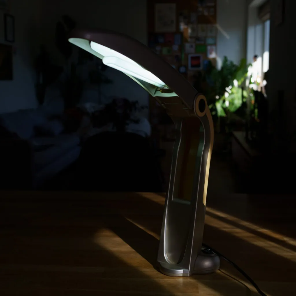 H.T. Huang 'Toucan' Lamp - Silver & Yellow - toekan bureaulamp (foto 18)
