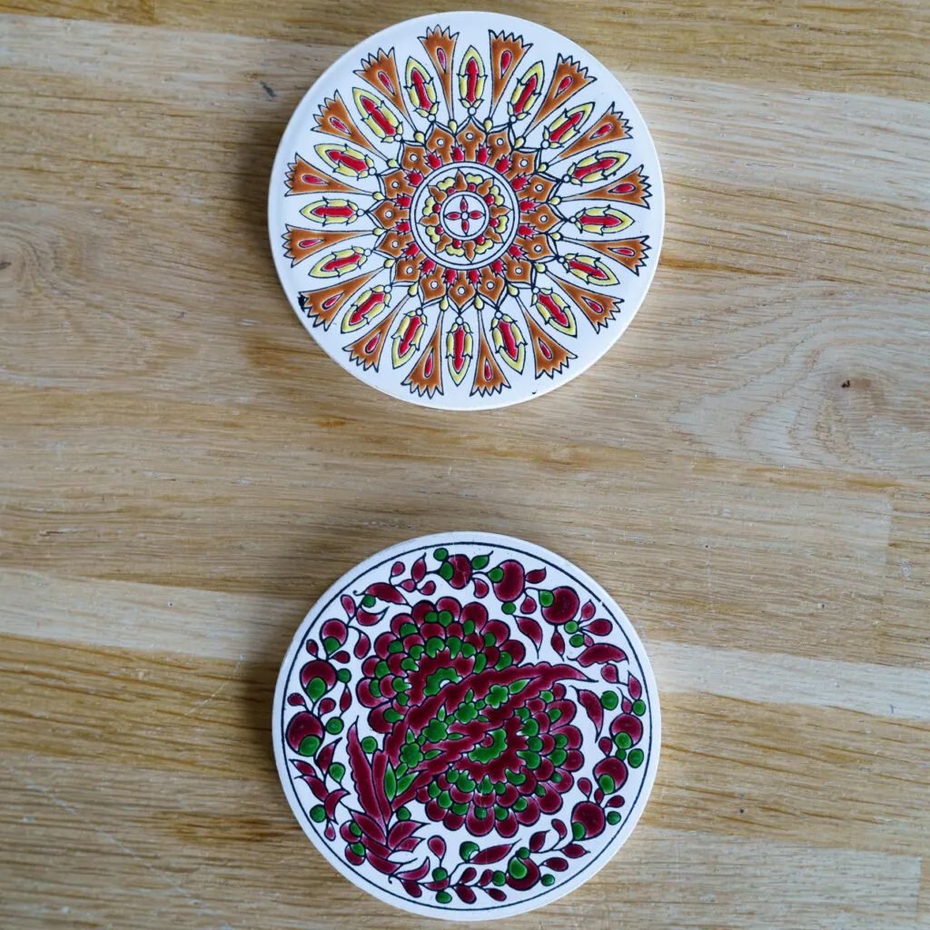Greek Ceramic Coaster Set – Niarchos & Pandora Rhodes - Griekse keramische onderzetters (foto 4)