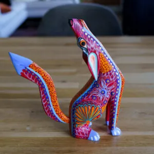 Signed Oaxacan Alebrije – Hand-Painted Howling Coyote (Mexicaanse alebrije, handbeschilderd houtsnijwerk)