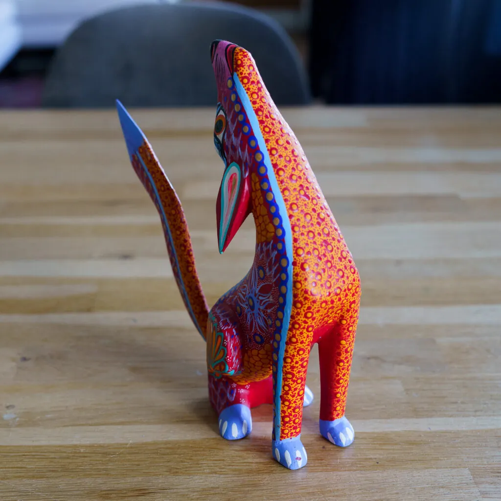 Signed Oaxacan Alebrije – Hand-Painted Howling Coyote - Mexicaanse alebrije, handbeschilderd houtsnijwerk (foto 2)