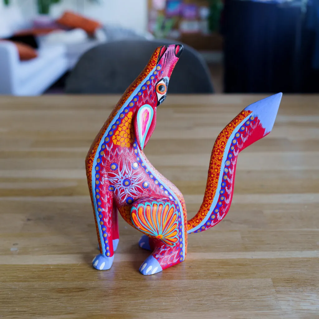 Signed Oaxacan Alebrije – Hand-Painted Howling Coyote - Mexicaanse alebrije, handbeschilderd houtsnijwerk (foto 3)