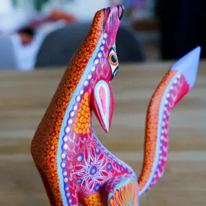 Signed Oaxacan Alebrije – Hand-Painted Howling Coyote - Mexicaanse alebrije, handbeschilderd houtsnijwerk (foto 4)