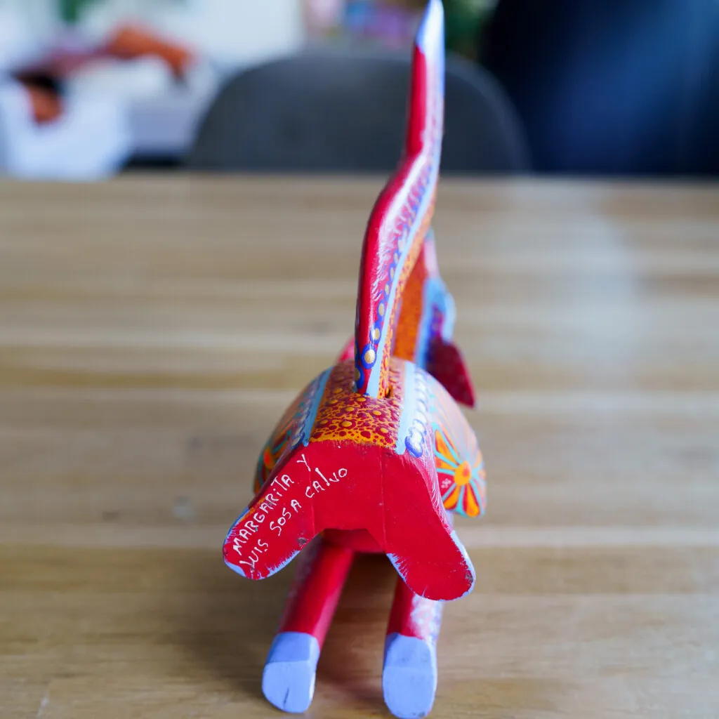 Signed Oaxacan Alebrije – Hand-Painted Howling Coyote - Mexicaanse alebrije, handbeschilderd houtsnijwerk (foto 5)