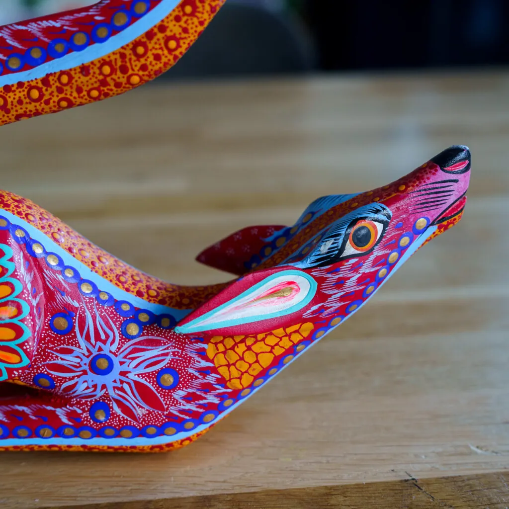 Signed Oaxacan Alebrije – Hand-Painted Howling Coyote - Mexicaanse alebrije, handbeschilderd houtsnijwerk (foto 7)