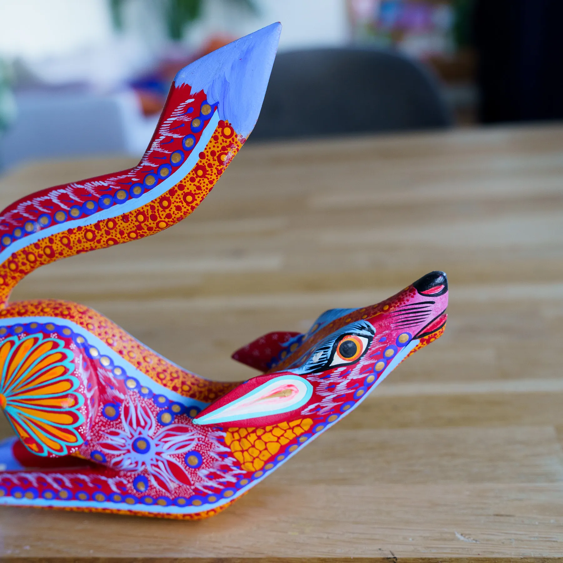 Signed Oaxacan Alebrije – Hand-Painted Howling Coyote - Mexicaanse alebrije, handbeschilderd houtsnijwerk (foto 15)
