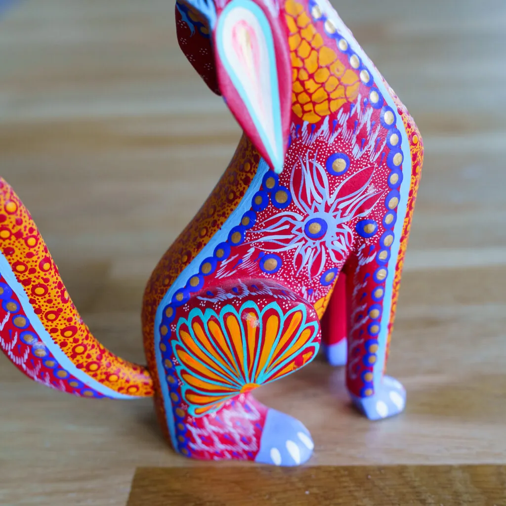 Signed Oaxacan Alebrije – Hand-Painted Howling Coyote - Mexicaanse alebrije, handbeschilderd houtsnijwerk (foto 6)