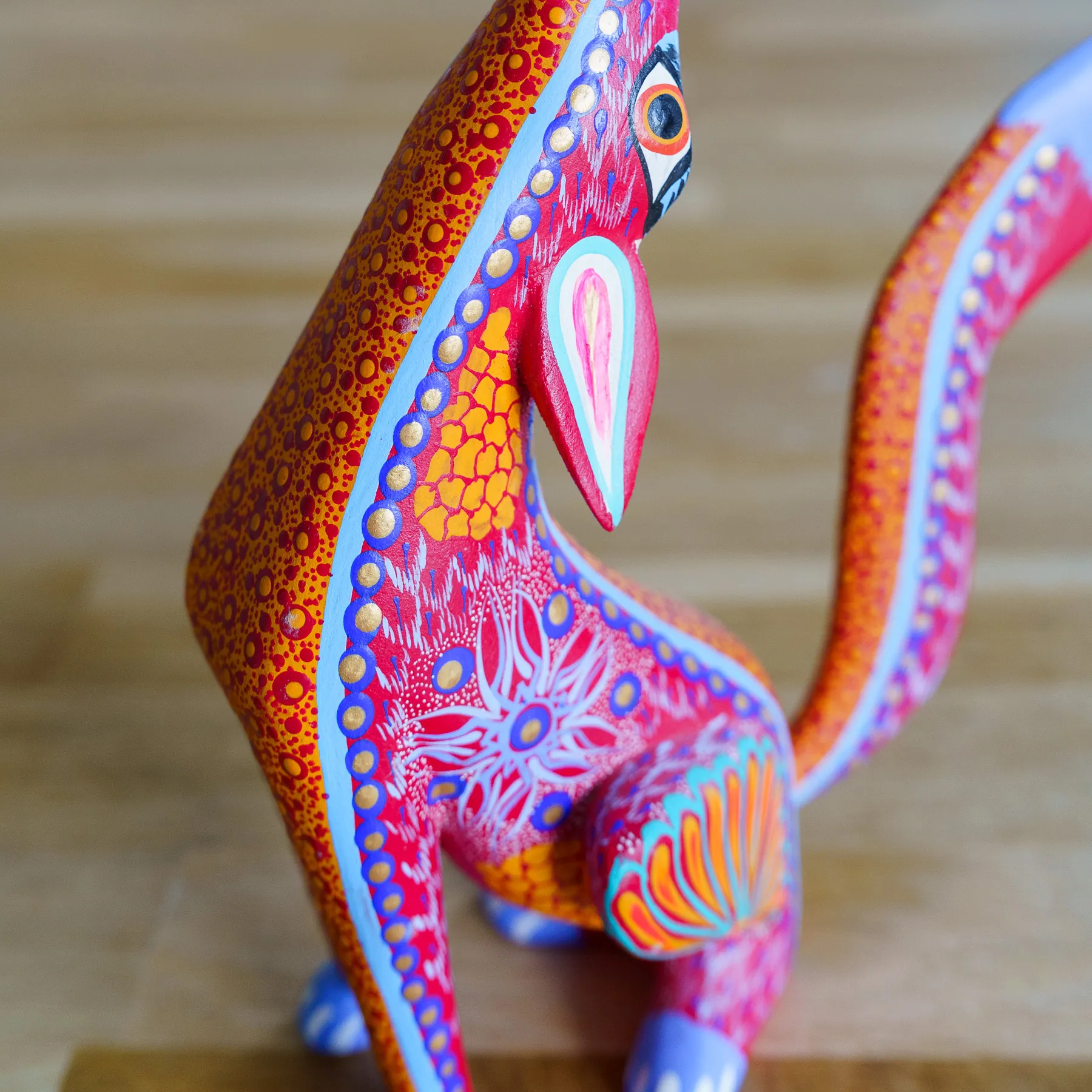 Signed Oaxacan Alebrije – Hand-Painted Howling Coyote - Mexicaanse alebrije, handbeschilderd houtsnijwerk (foto 9)