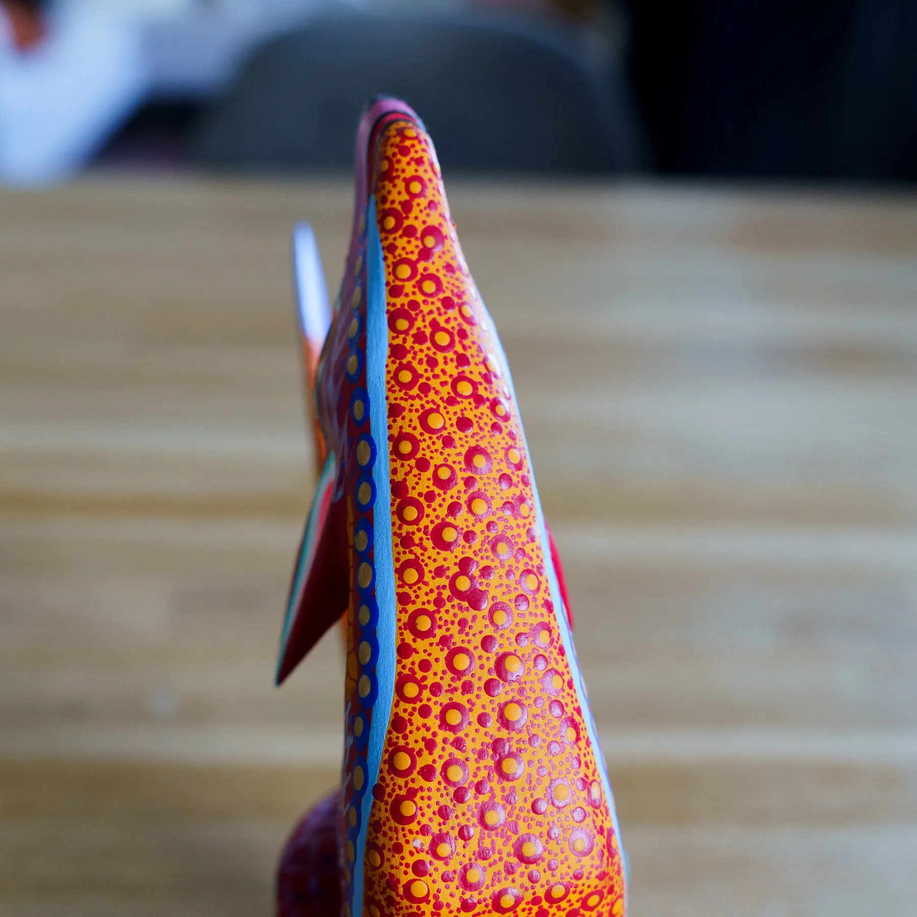 Signed Oaxacan Alebrije – Hand-Painted Howling Coyote - Mexicaanse alebrije, handbeschilderd houtsnijwerk (foto 8)