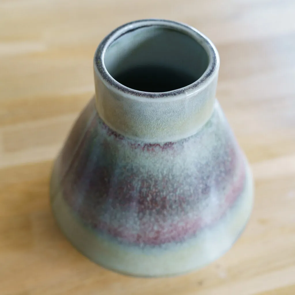 Modern Conical Studio Pottery Vase - Glazed Craquelé - conische studio-aardewerk vaas (foto 7)