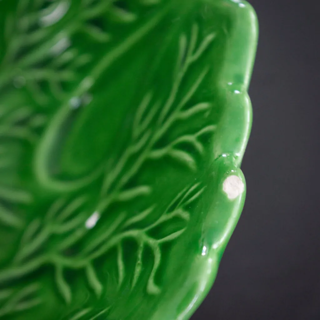 Artist-Signed Cabbage Leaf Serving Bowl - koolblad serveerschaal van aardewerk (foto 2)
