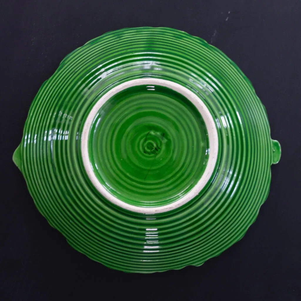 Artist-Signed Cabbage Leaf Serving Bowl - koolblad serveerschaal van aardewerk (foto 3)