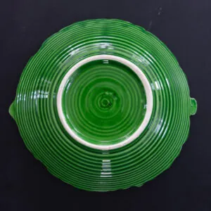 Artist-Signed Cabbage Leaf Serving Bowl - koolblad serveerschaal van aardewerk (foto 3)