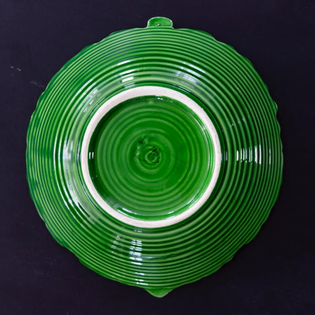 Artist-Signed Cabbage Leaf Serving Bowl - koolblad serveerschaal van aardewerk (foto 8)
