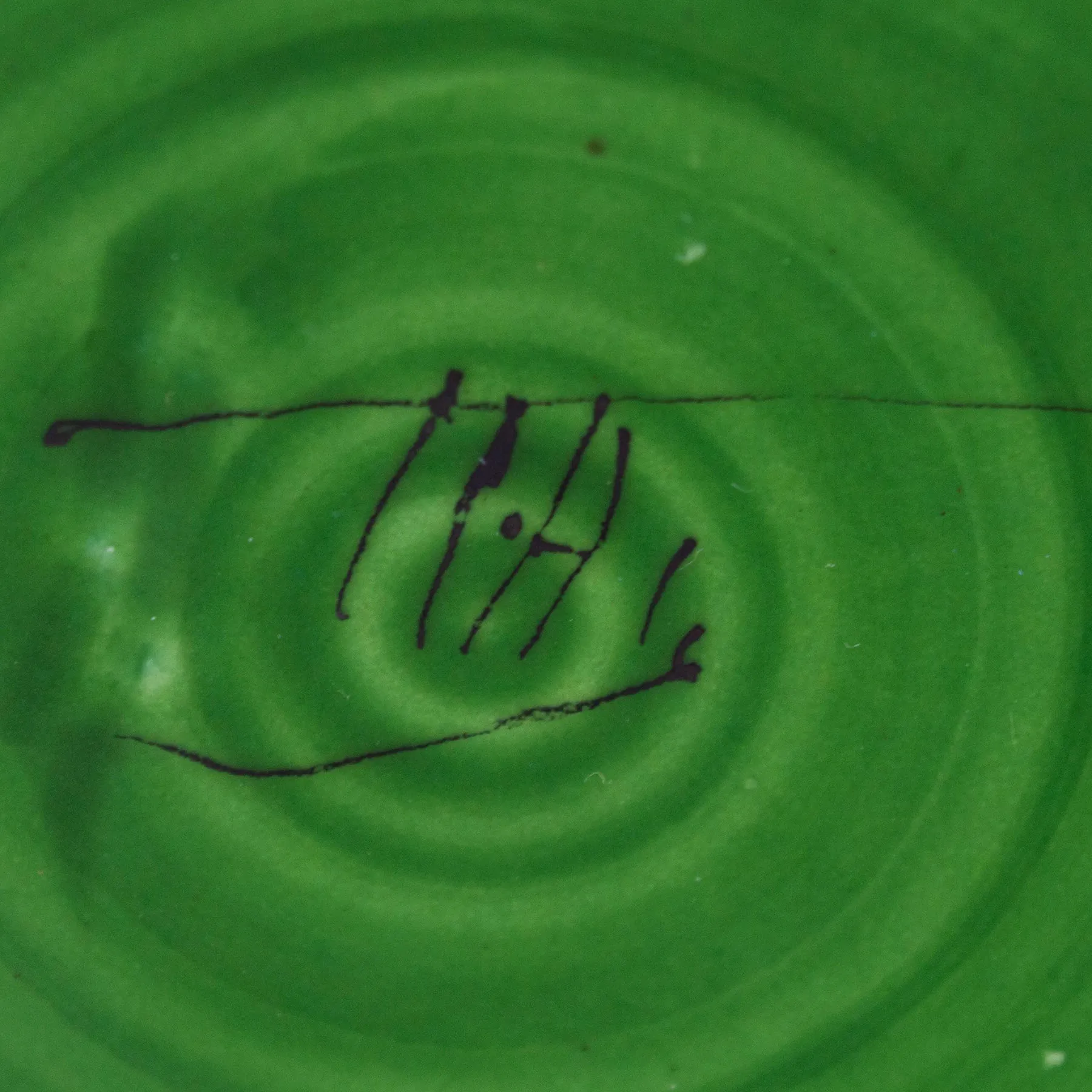 Artist-Signed Cabbage Leaf Serving Bowl - koolblad serveerschaal van aardewerk (foto 7)