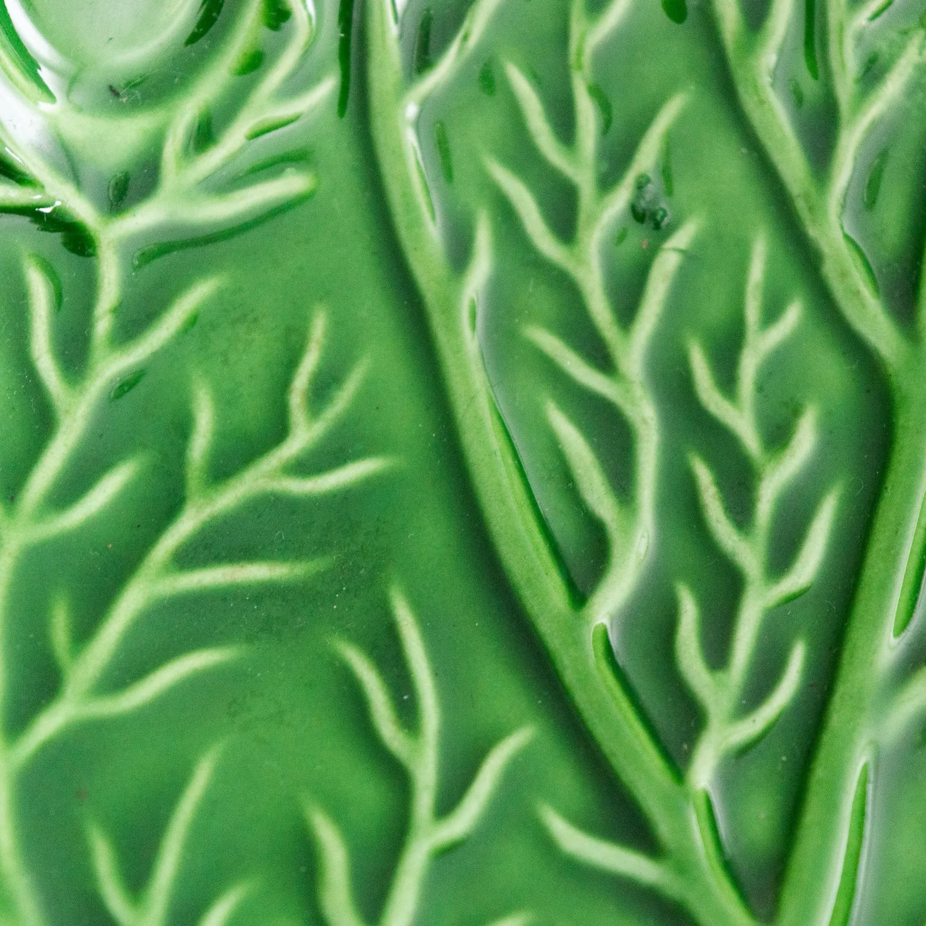 Artist-Signed Cabbage Leaf Serving Bowl - koolblad serveerschaal van aardewerk (foto 6)