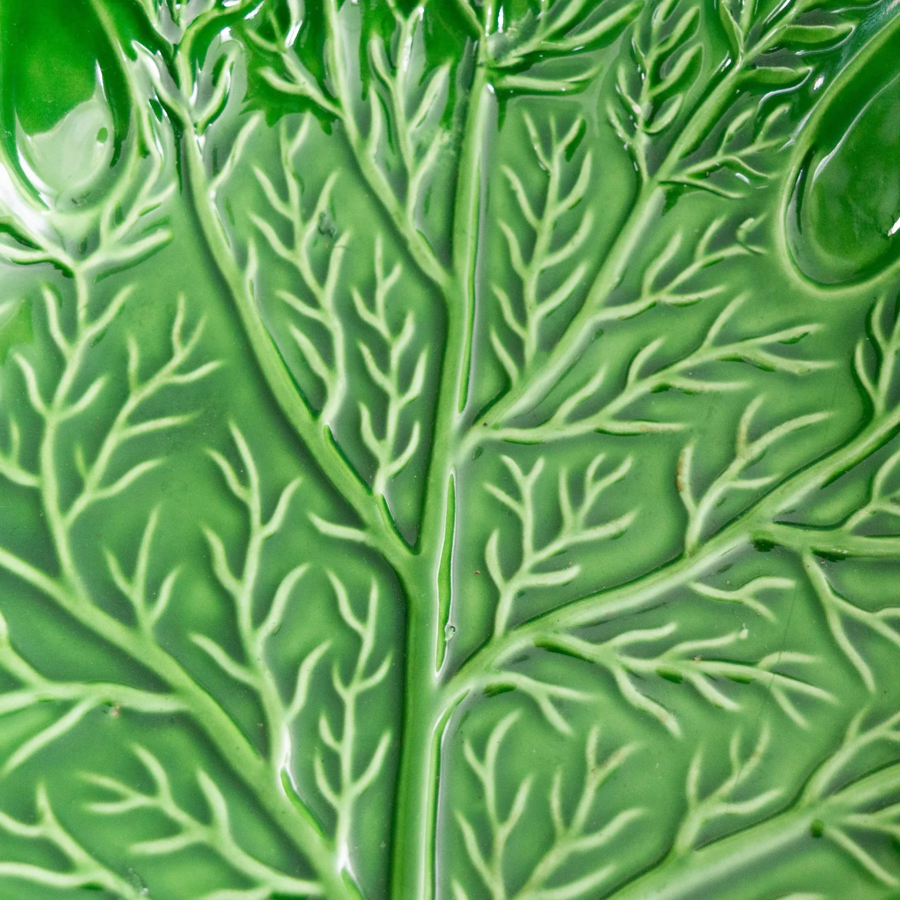 Artist-Signed Cabbage Leaf Serving Bowl - koolblad serveerschaal van aardewerk (foto 5)