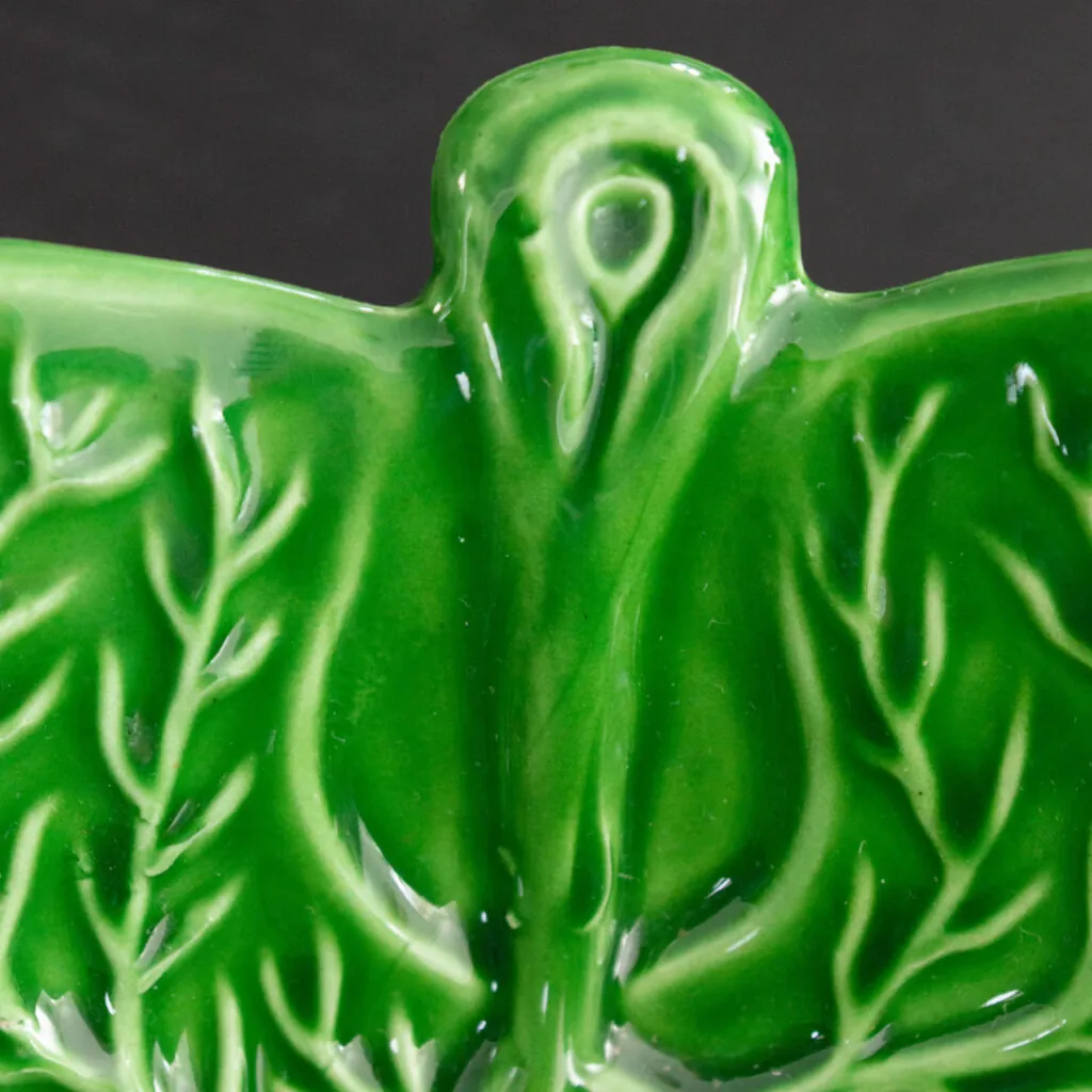 Artist-Signed Cabbage Leaf Serving Bowl - koolblad serveerschaal van aardewerk (foto 4)