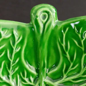 Artist-Signed Cabbage Leaf Serving Bowl - koolblad serveerschaal van aardewerk (foto 9)