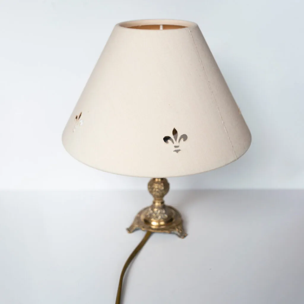 French Brass Lamp – Fleur-de-Lis Shade (Franse messing lamp met lelie-kap)