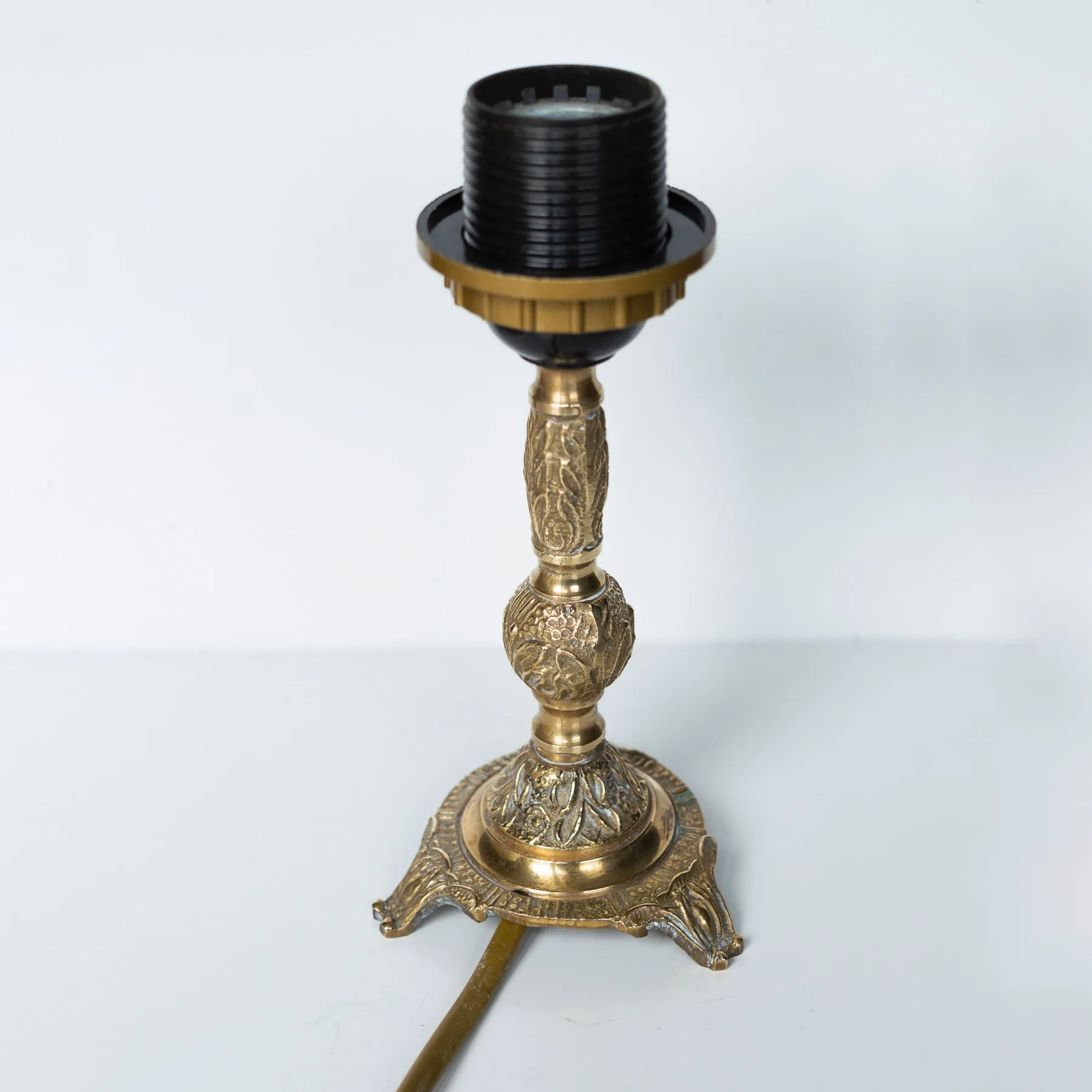 French Brass Lamp – Fleur-de-Lis Shade - Franse messing lamp met lelie-kap (foto 6)