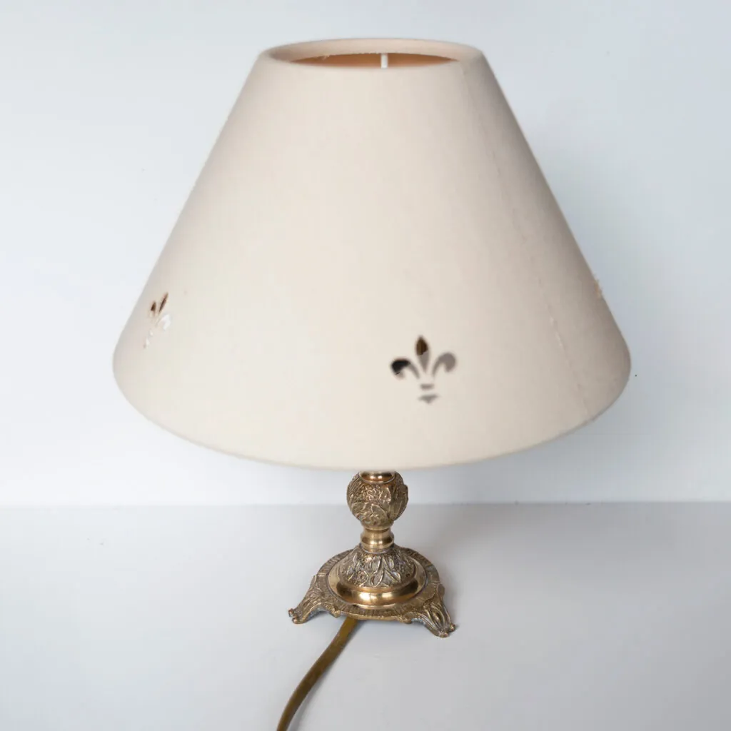French Brass Lamp – Fleur-de-Lis Shade - Franse messing lamp met lelie-kap (foto 5)