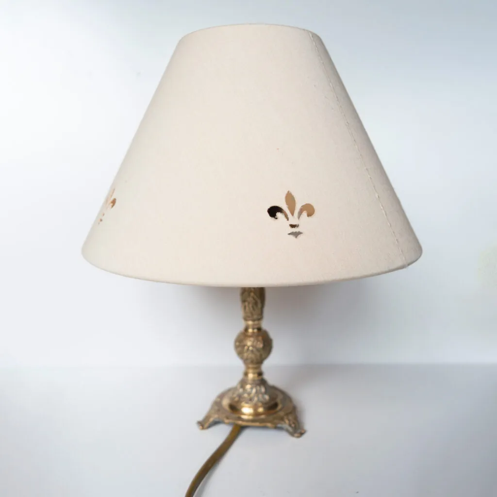 French Brass Lamp – Fleur-de-Lis Shade - Franse messing lamp met lelie-kap (foto 4)