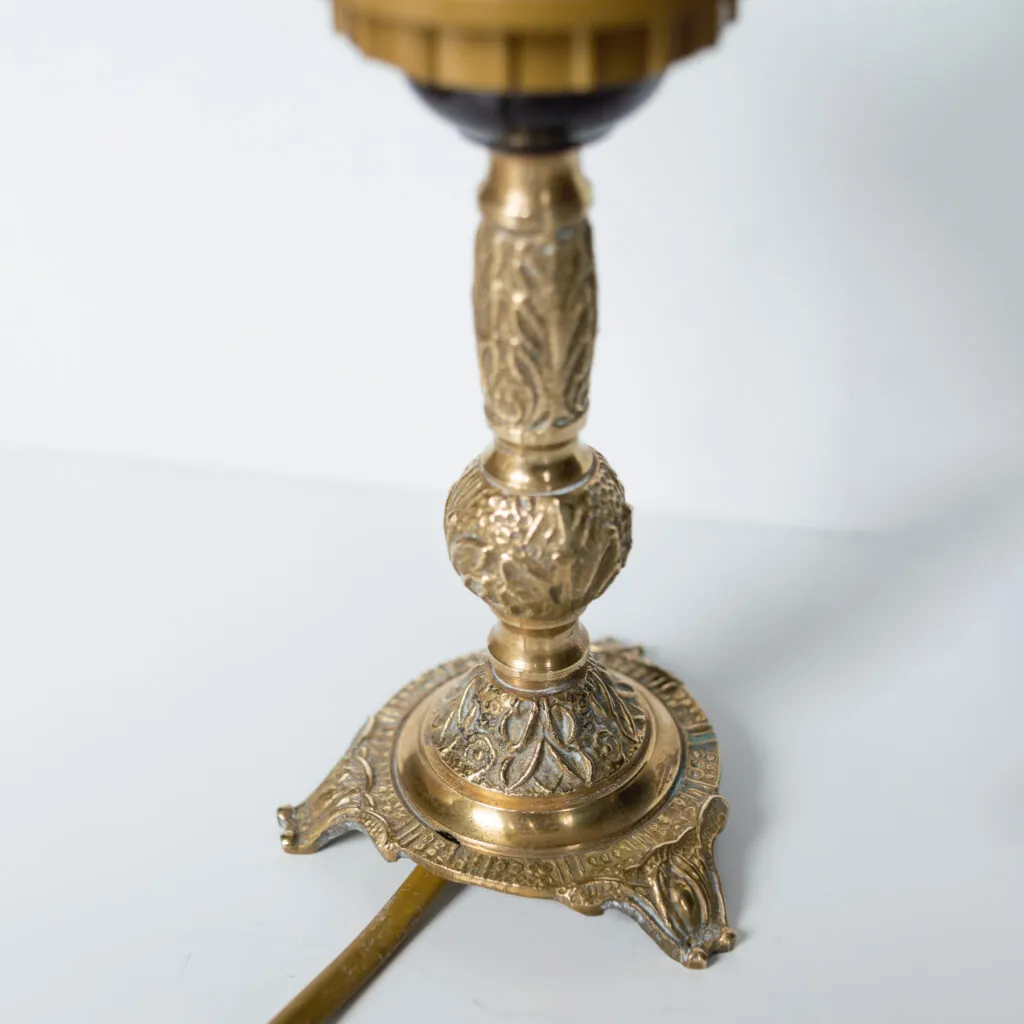 French Brass Lamp – Fleur-de-Lis Shade - Franse messing lamp met lelie-kap (foto 2)