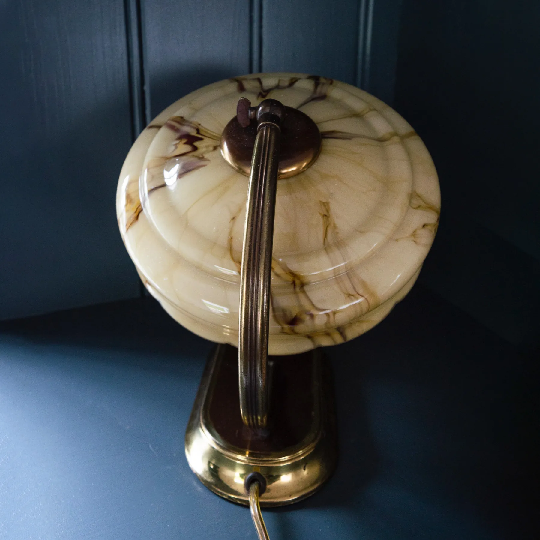 Art Deco Marbled Glass Desk Lamp with Scalloped Shade - Art Deco bureaulamp van gemarmerd glas (foto 2)