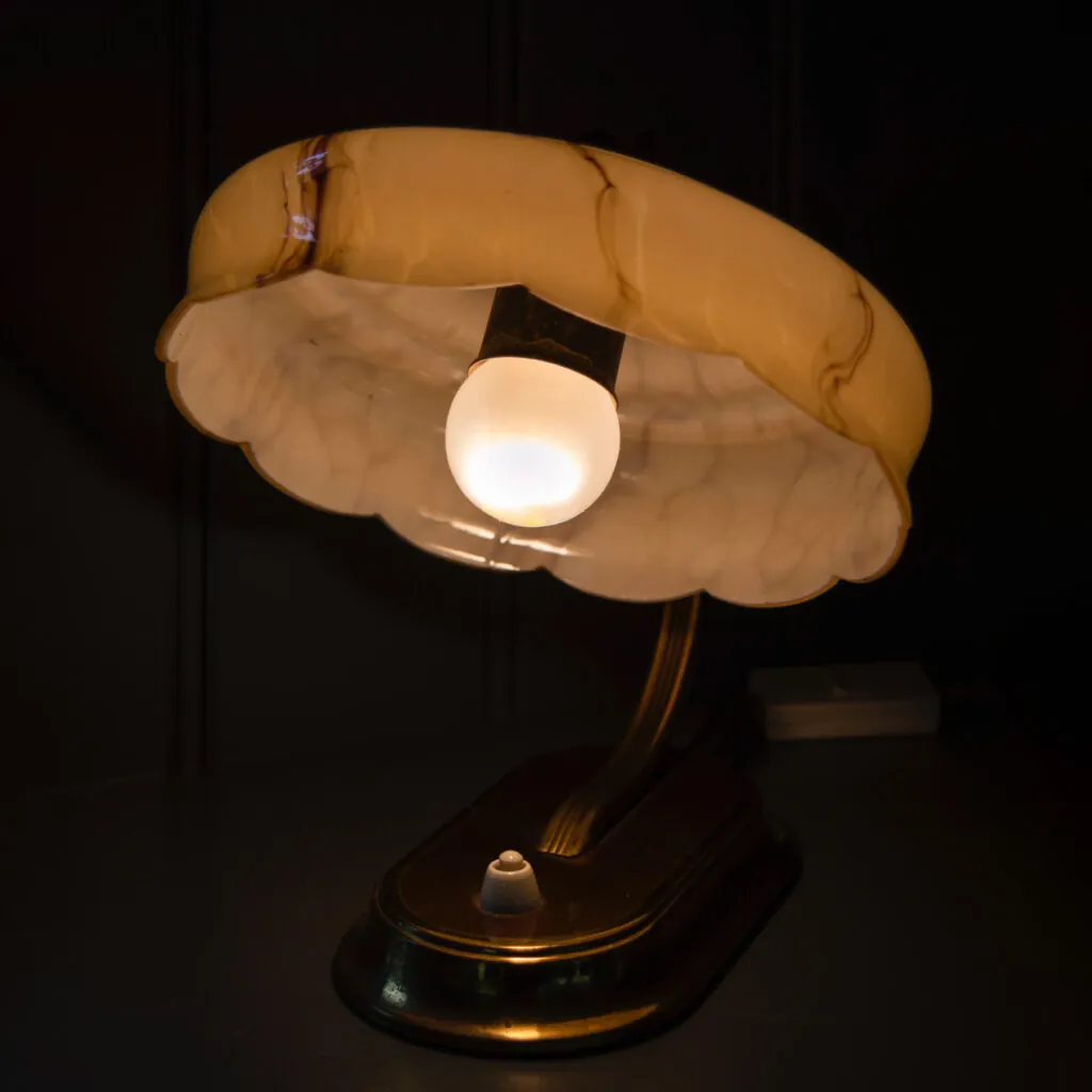 Art Deco Marbled Glass Desk Lamp with Scalloped Shade - Art Deco bureaulamp van gemarmerd glas (foto 5)