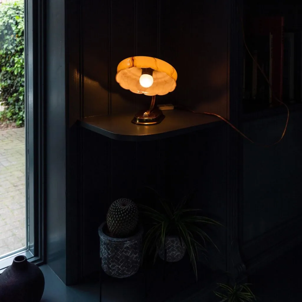 Art Deco Marbled Glass Desk Lamp with Scalloped Shade - Art Deco bureaulamp van gemarmerd glas (foto 3)