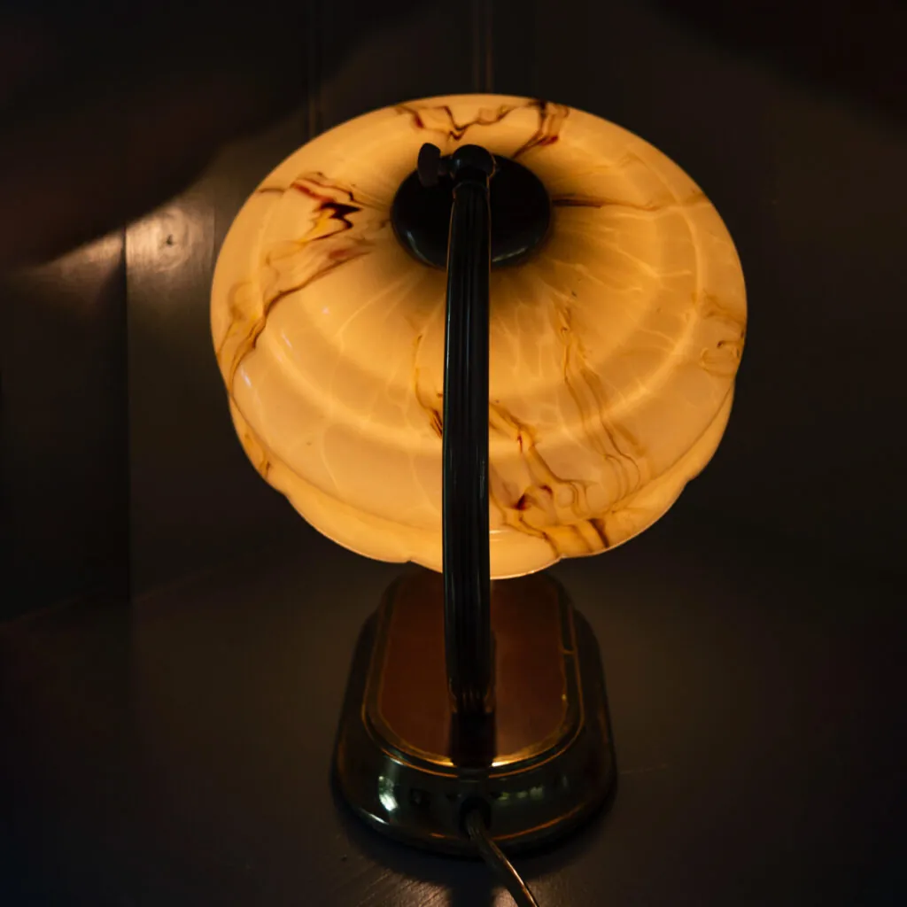 Art Deco Marbled Glass Desk Lamp with Scalloped Shade - Art Deco bureaulamp van gemarmerd glas (foto 10)